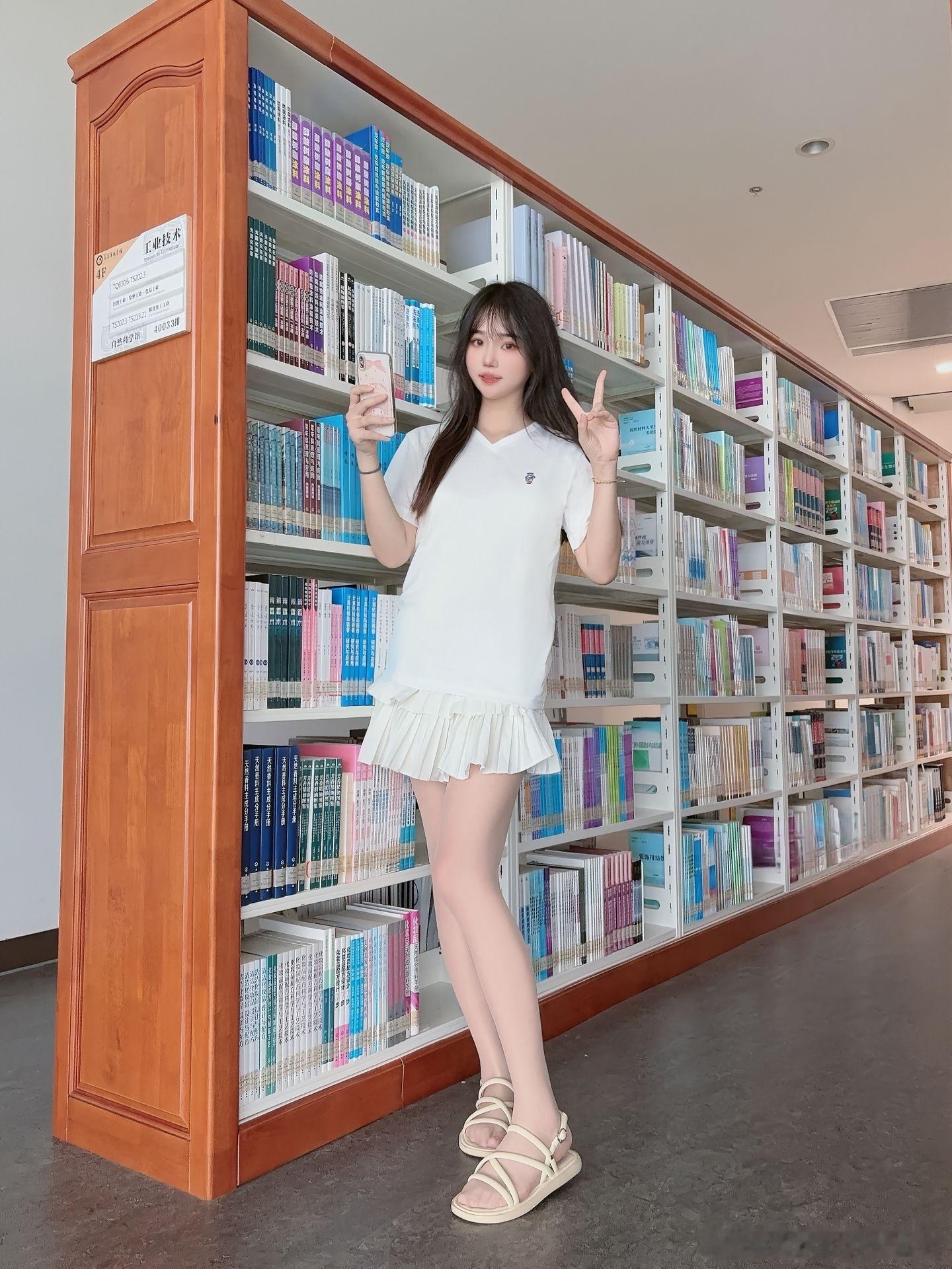 图书馆的丝袜少女～​​​