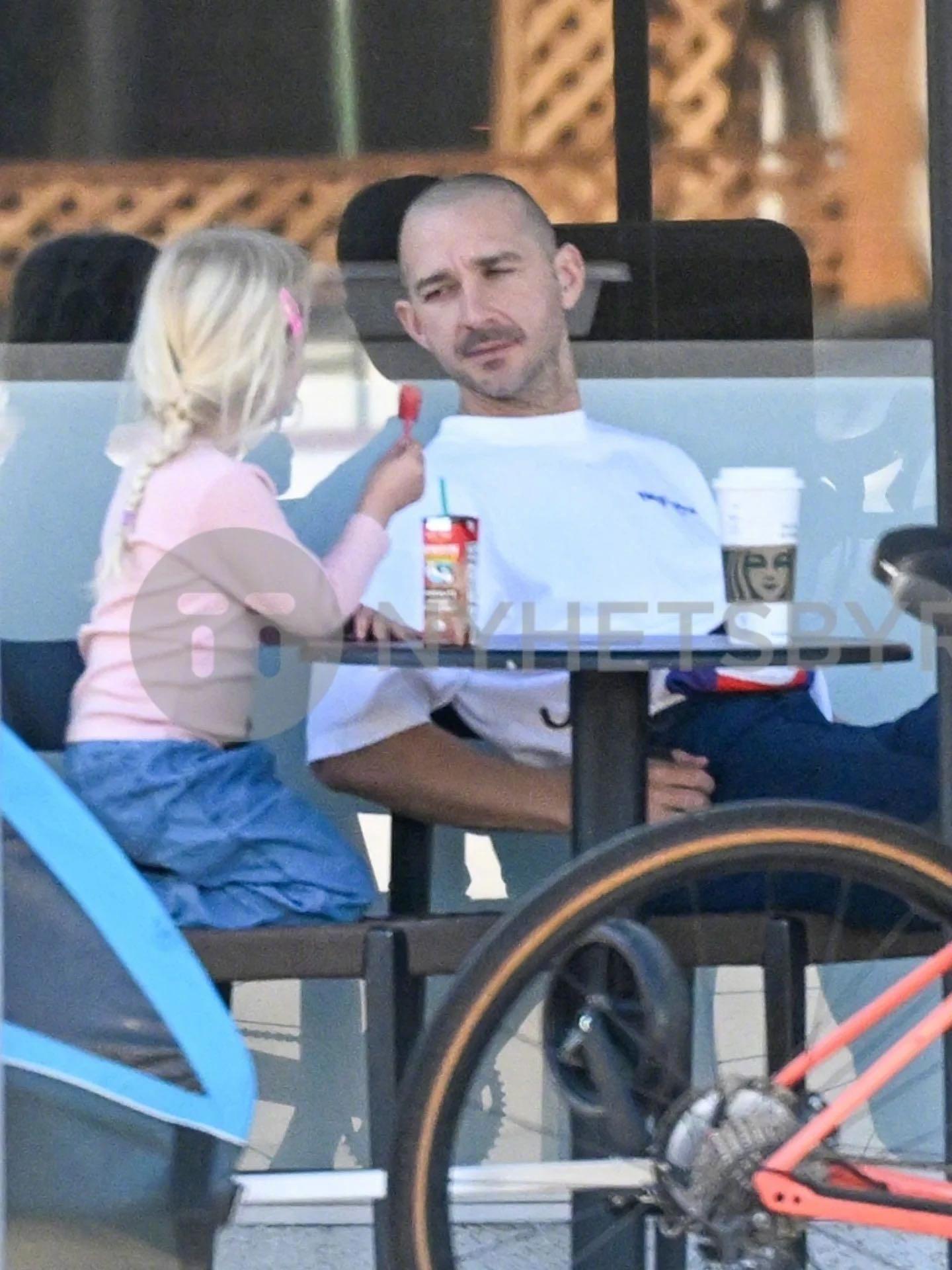 妈妈在外拍片、出席活动赚钱，爸爸在家带孩子！挺好！希亚·拉博夫ShiaLaBe