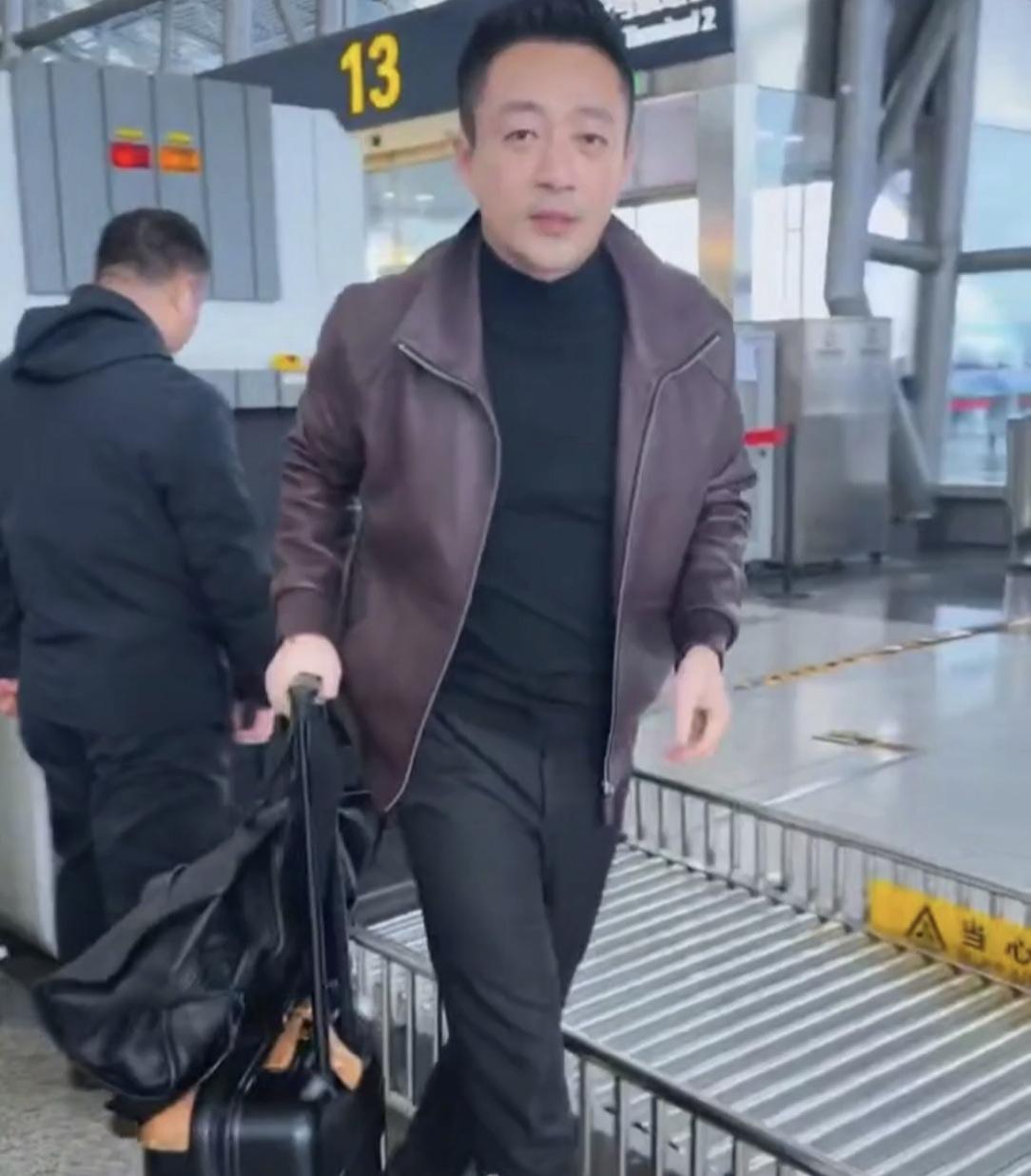 汪小菲忙乎完麻六记忘年会又赶忙赶回湾湾陪待产的马筱梅，网友感叹:汪小菲就是一个劳