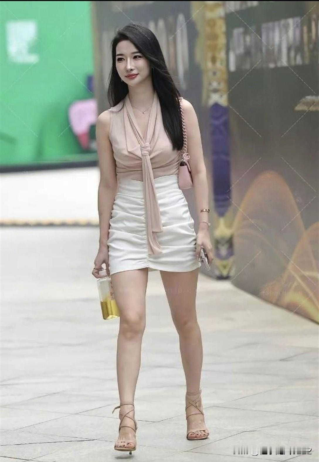 优雅气质穿搭，自信步伐，都市时尚风范