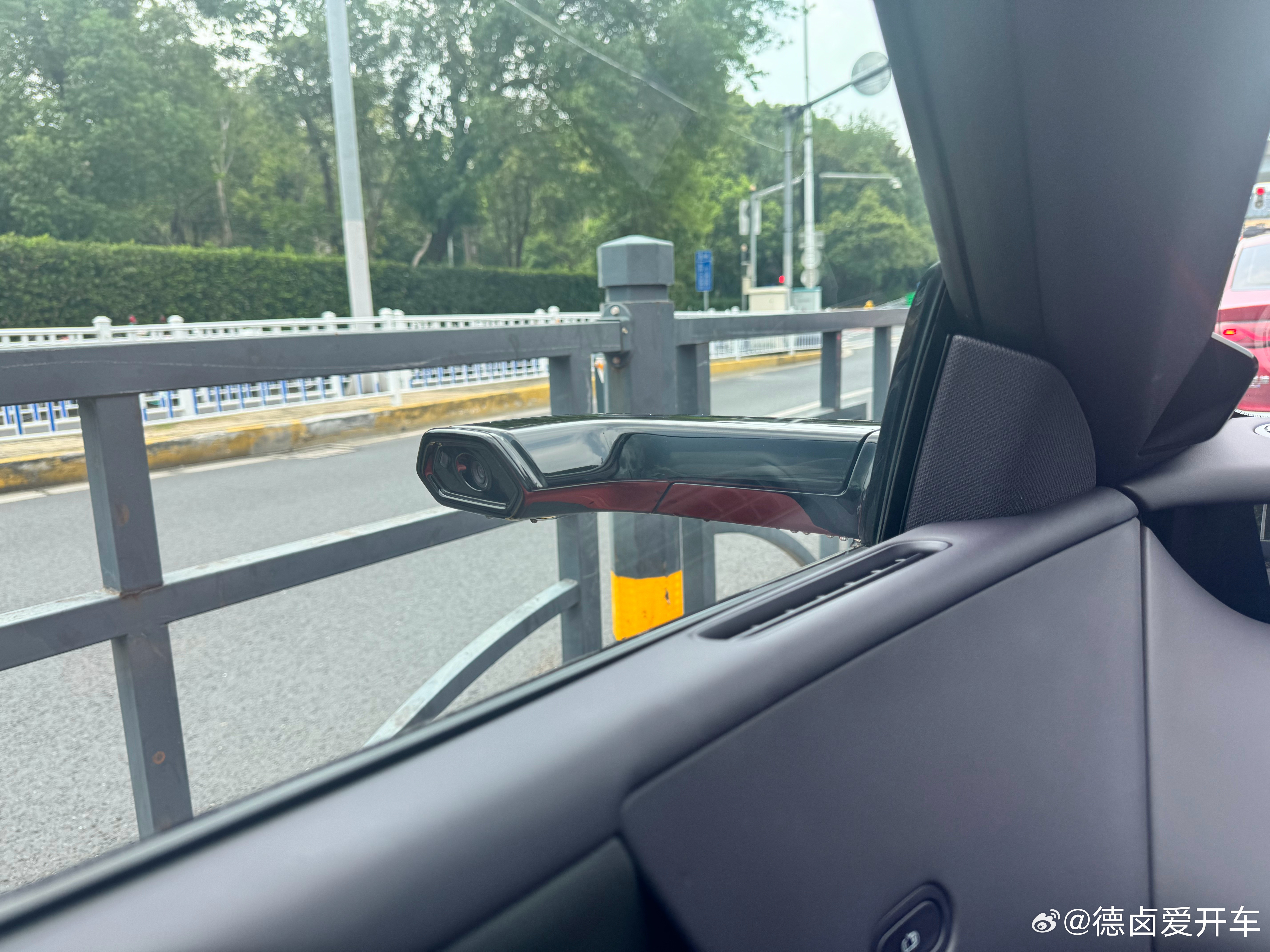 电子外后视镜是要适应一下，习惯性地看外面阿维塔06​​​