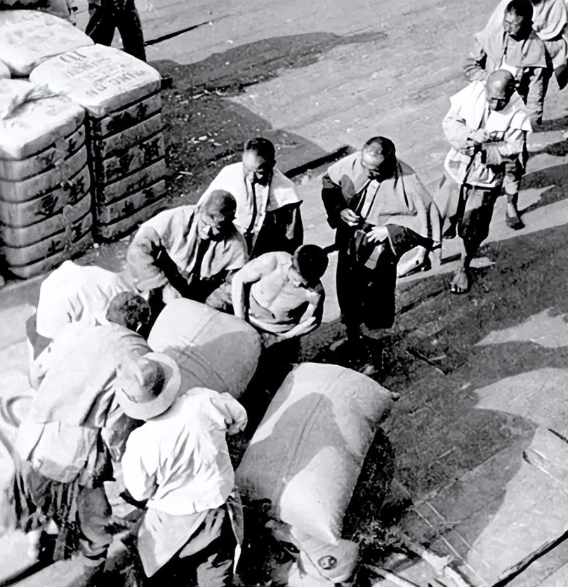 1944年，一少年被鬼子抓去帮他们搬弹药。半路上，他扛着子弹箱，偷偷往四下扫了一