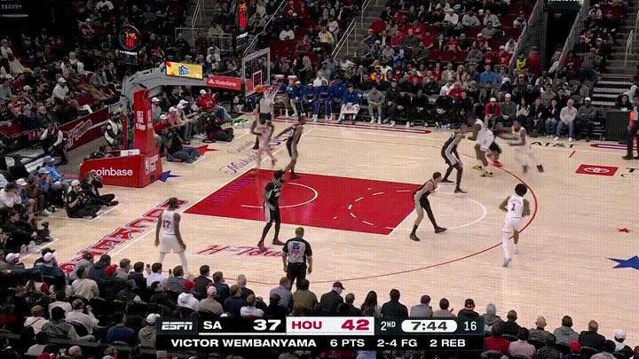 火箭球星阿门-汤普森真是太悲催了，他惨遭文班亚马的无情隔扣！在今天火箭主场迎战马