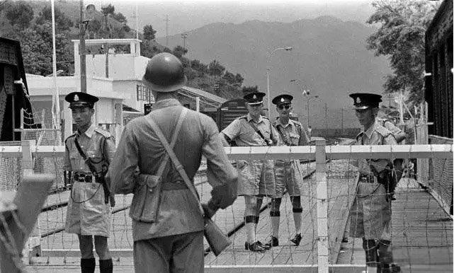 1952年7月，抗美援朝激战正酣，广东澳门边境上，一名葡萄牙黑人士兵突然脱下裤子