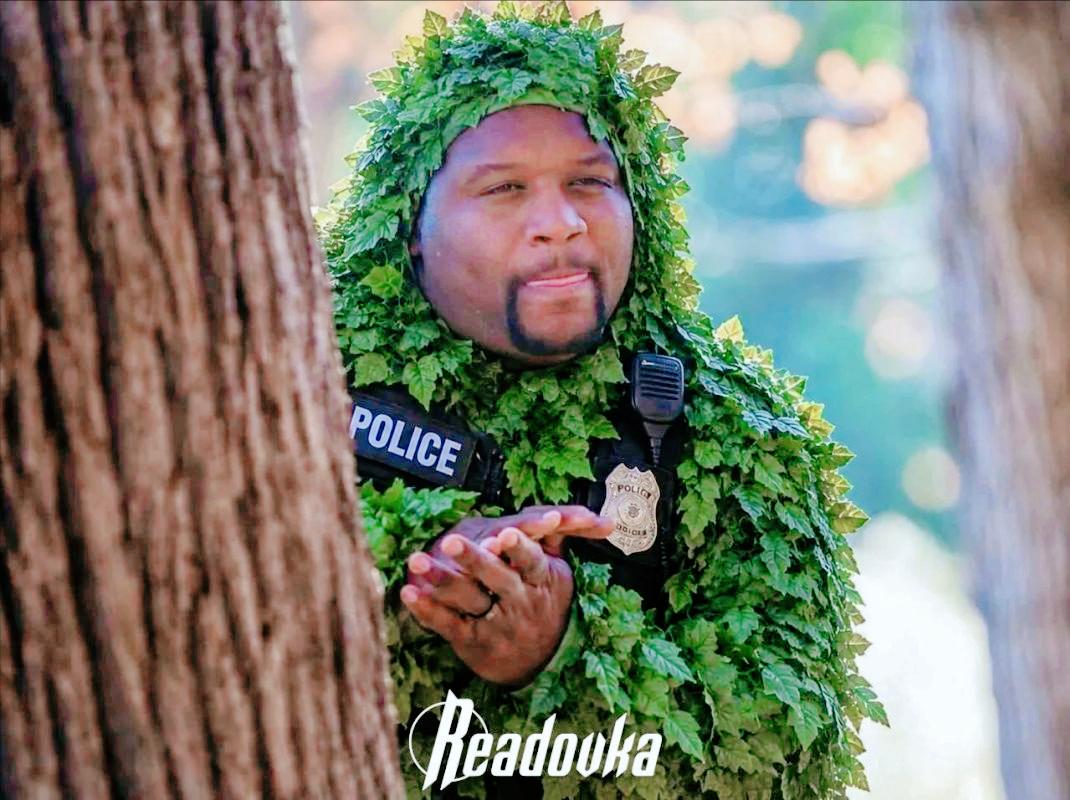 伪装执法？美国新泽西州Dunellen镇，一名警察以灌木丛做伪装，专门拍摄开车打