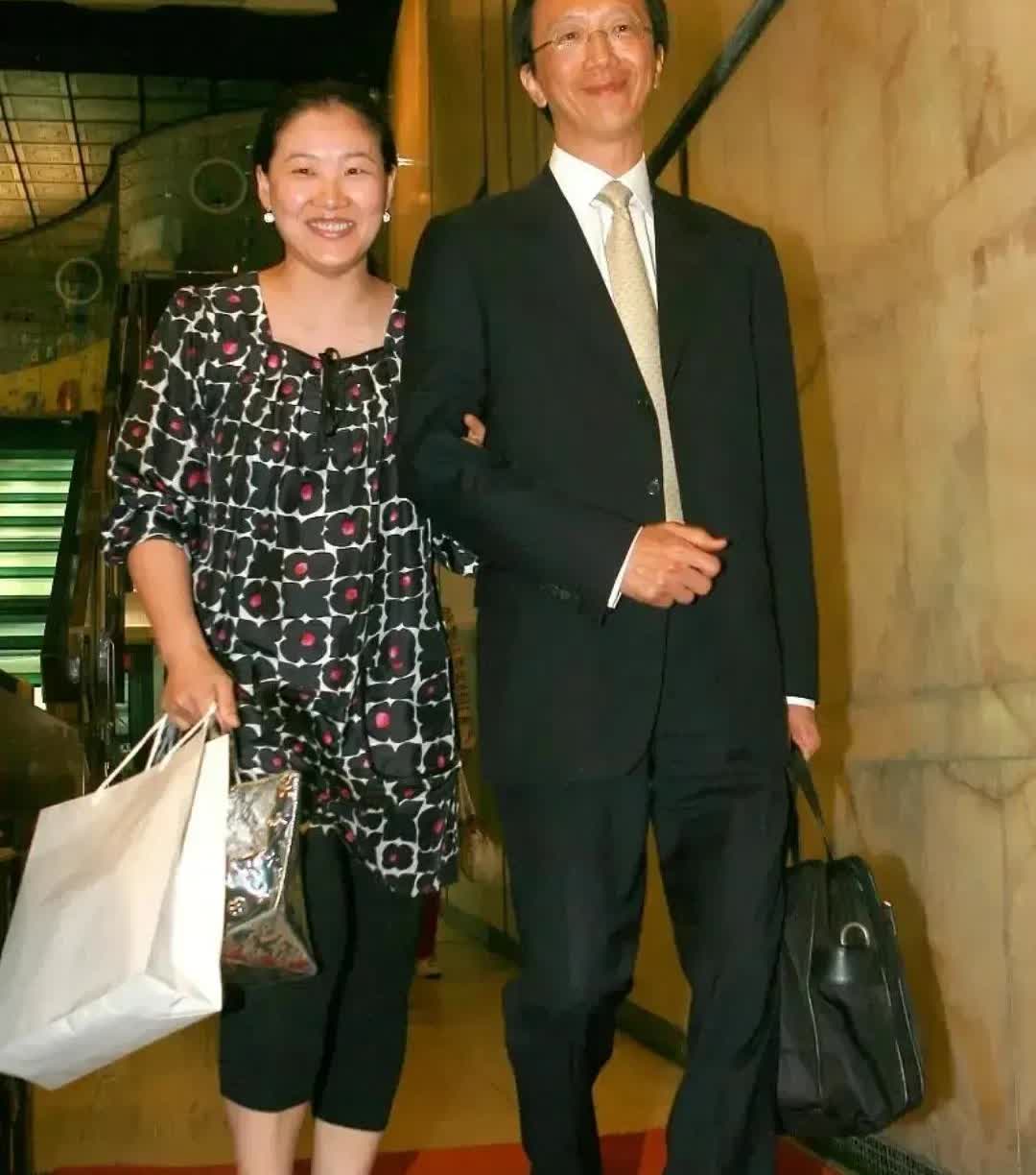 44岁伏明霞和71岁老公梁锦松逛街扫货！跳水女皇伏明霞自从嫁给了富豪老公梁锦松后