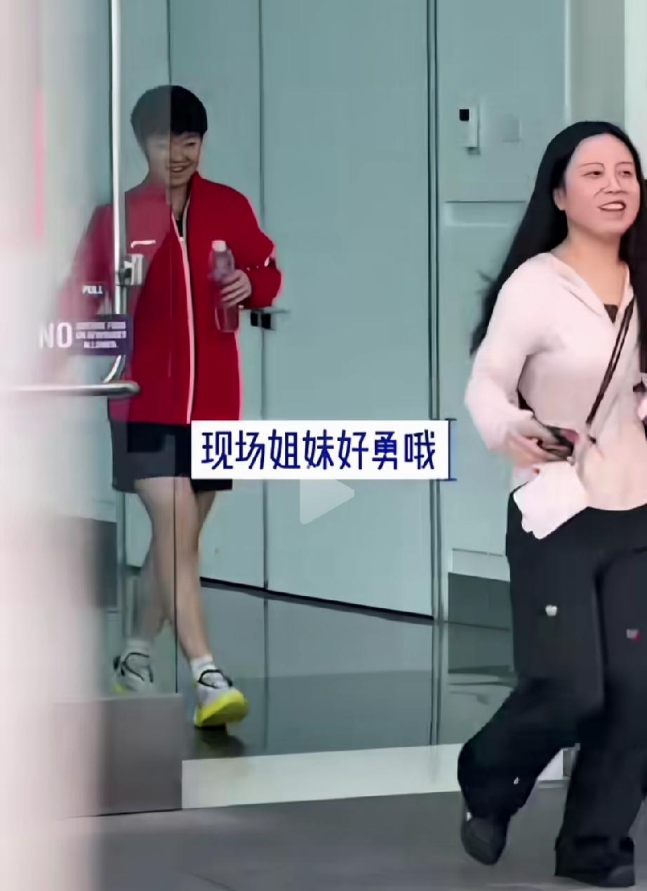莎莎从训练场馆回去，门外有等候的球迷粉丝带着孩子，想让莎莎给签名。还不停的让孩子