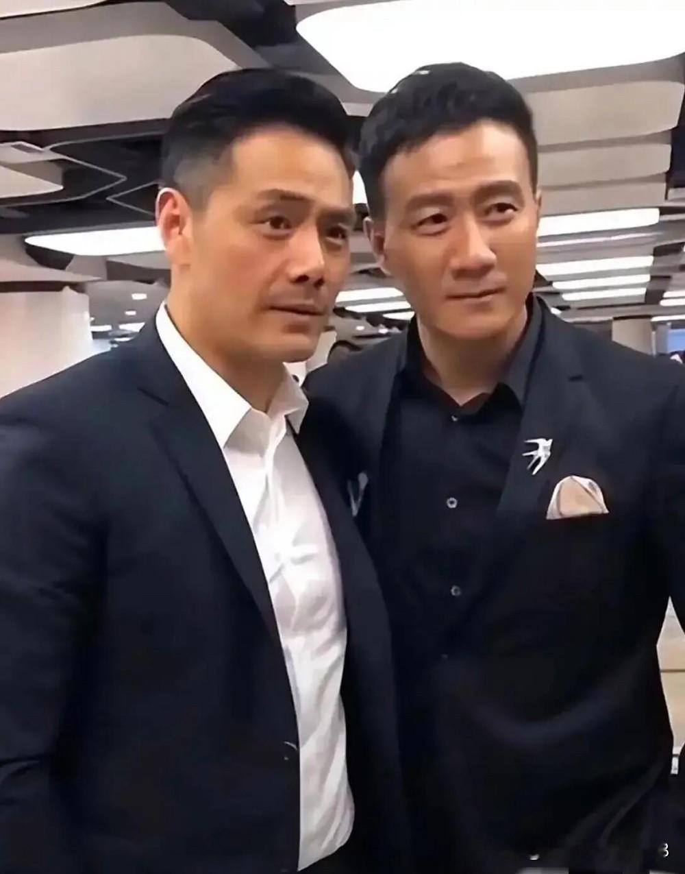 他们两个年龄一样，但从颜值上看，邵兵的五官立体一些，鼻子高挺，是属于浓眉大眼的那种帅哥。可胡军在气质