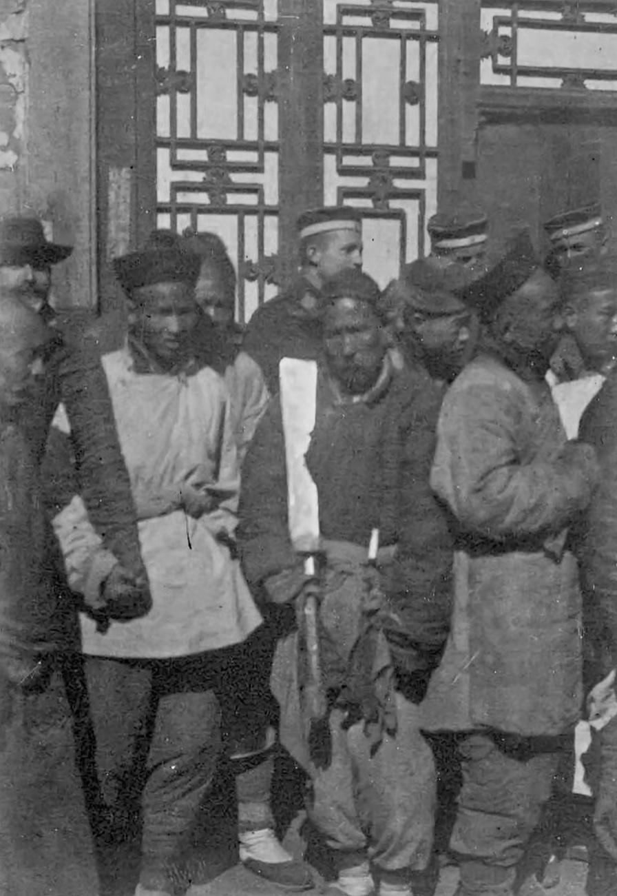 这是1900年12月31日，神机营霆字队章京恩海被斩首时拍摄。恩海（1876