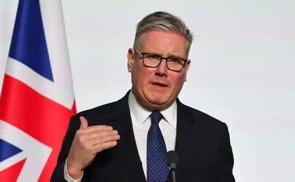 英国首相斯塔默突然不装了，直接给全世界扔了个“重磅炸弹”。他在伦敦的晚宴上公开承