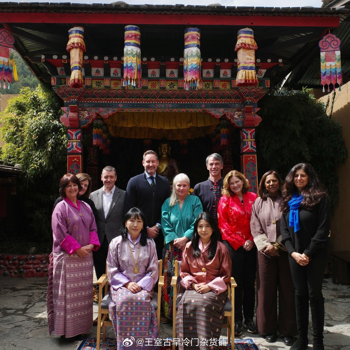 王室王室不丹王室2026年3月9日，县城二王后和大公主会见世界国际学院的校长和