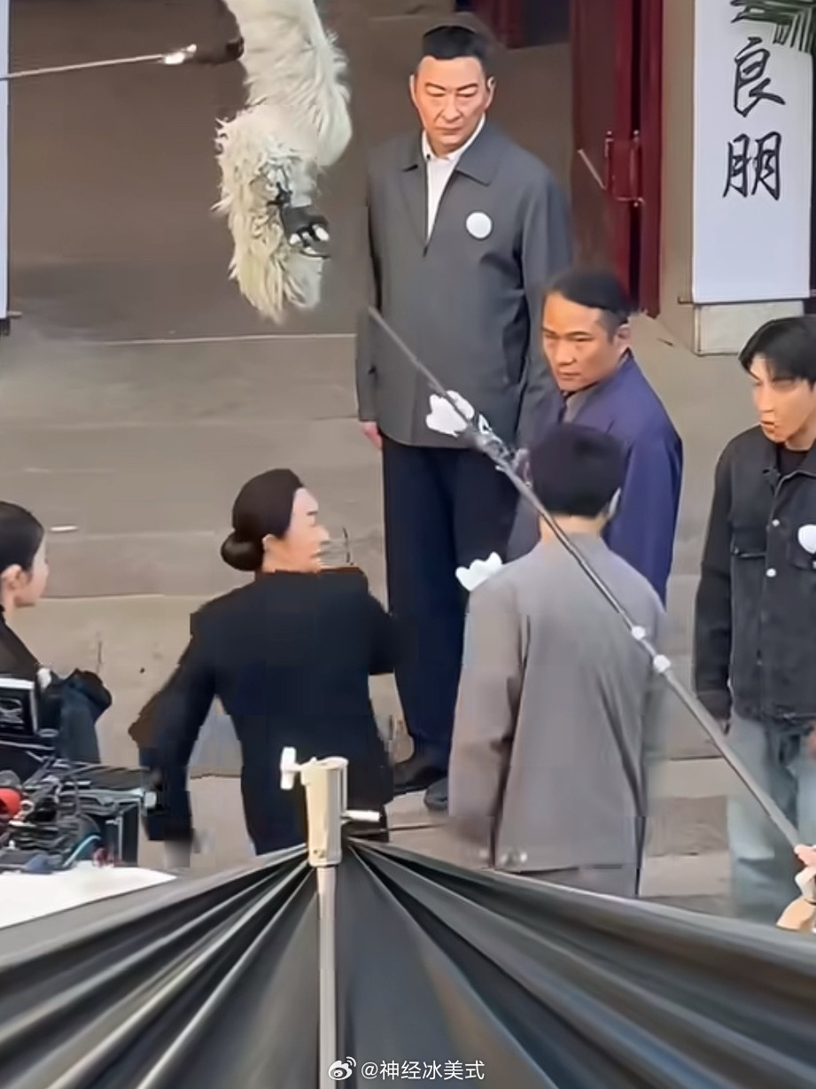 他有在认真演吗？怎么被打了耳光就站在原地一动不动啊？好奇怪脸都扇红了陈晓被打耳光