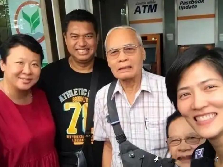 冯坤的父亲‌冯继文‌，他是空军系统的篮球运动员出身，他为人低调做事脚踏实地。