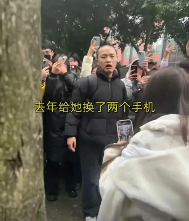 3月11日，四川成都，一名自称四川高校大一女生的男友冲上热搜，该男生在校园内举牌