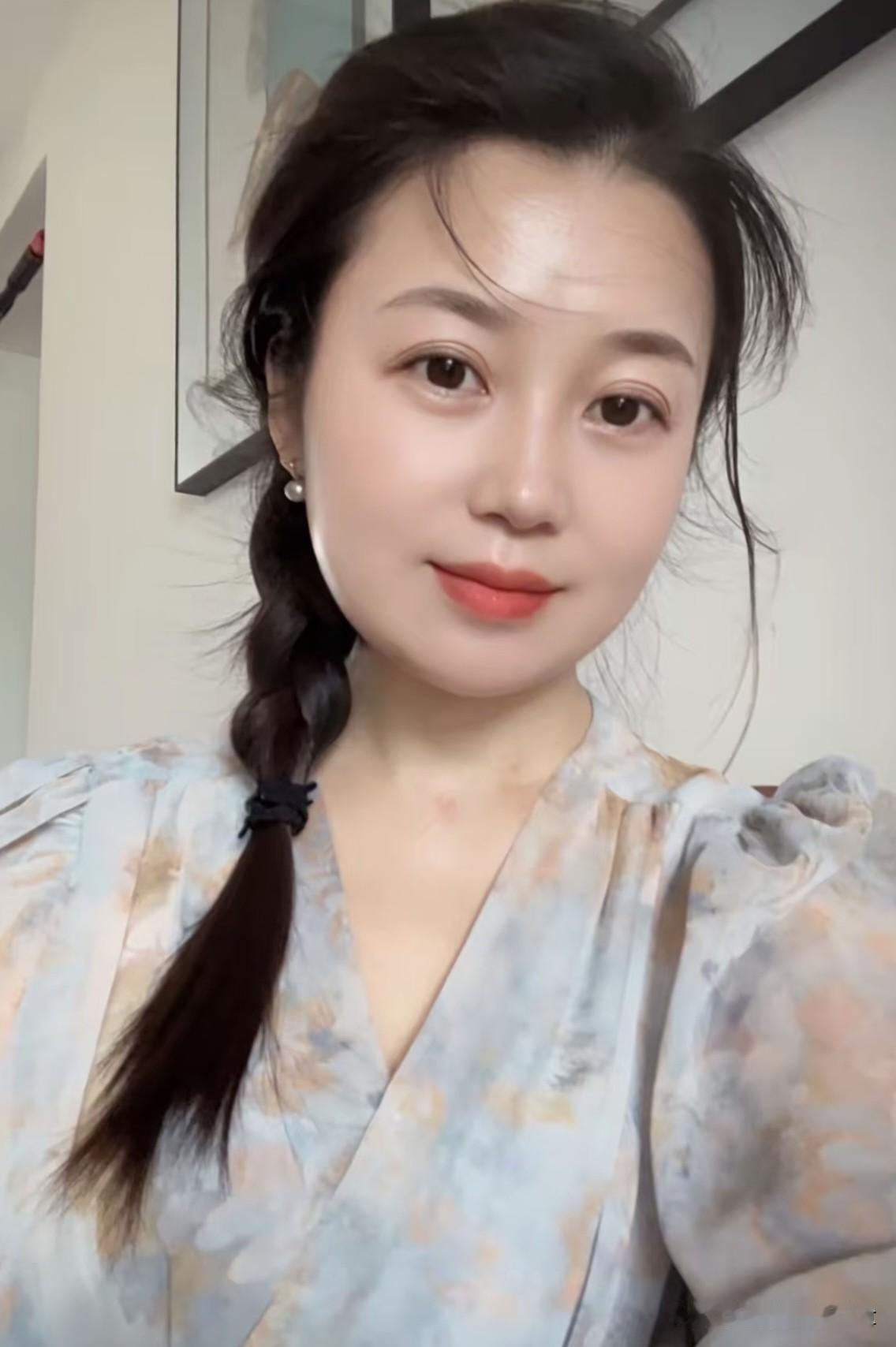 山坡羊·柔颜自适长辫轻垂，云衫浅绘，几丝乱发随风缀。眼含晖，笑微微，