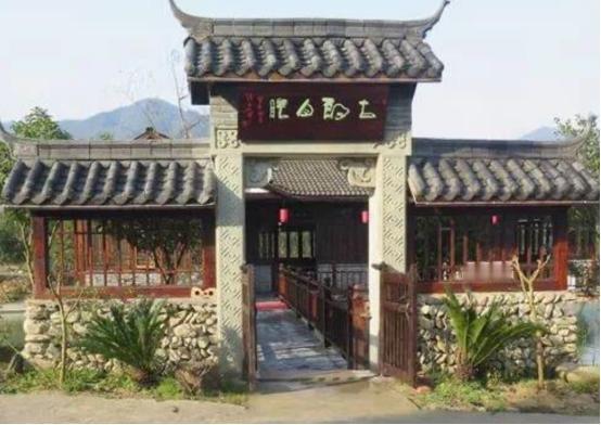 江西宜春，一65岁老人到景区游玩，不料被工作人员拦下，要求买票进入，老人亮出身份