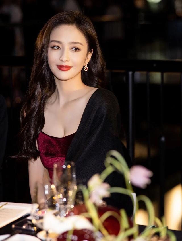 佟丽娅，自信又有风情，姐姐你早该这么美的呀