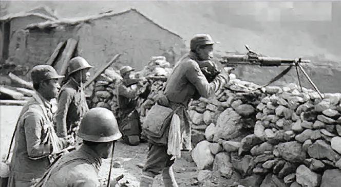 1945年，曾岳峰一头撞上了一百多个正在吃饭的日军。他身边只有一个副射手，两个人