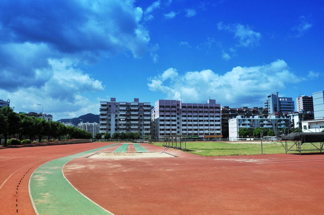 河南某县一所中学一个男生突然没了生命迹象等孩子家长赶到学校，看到的是孩子嘴角