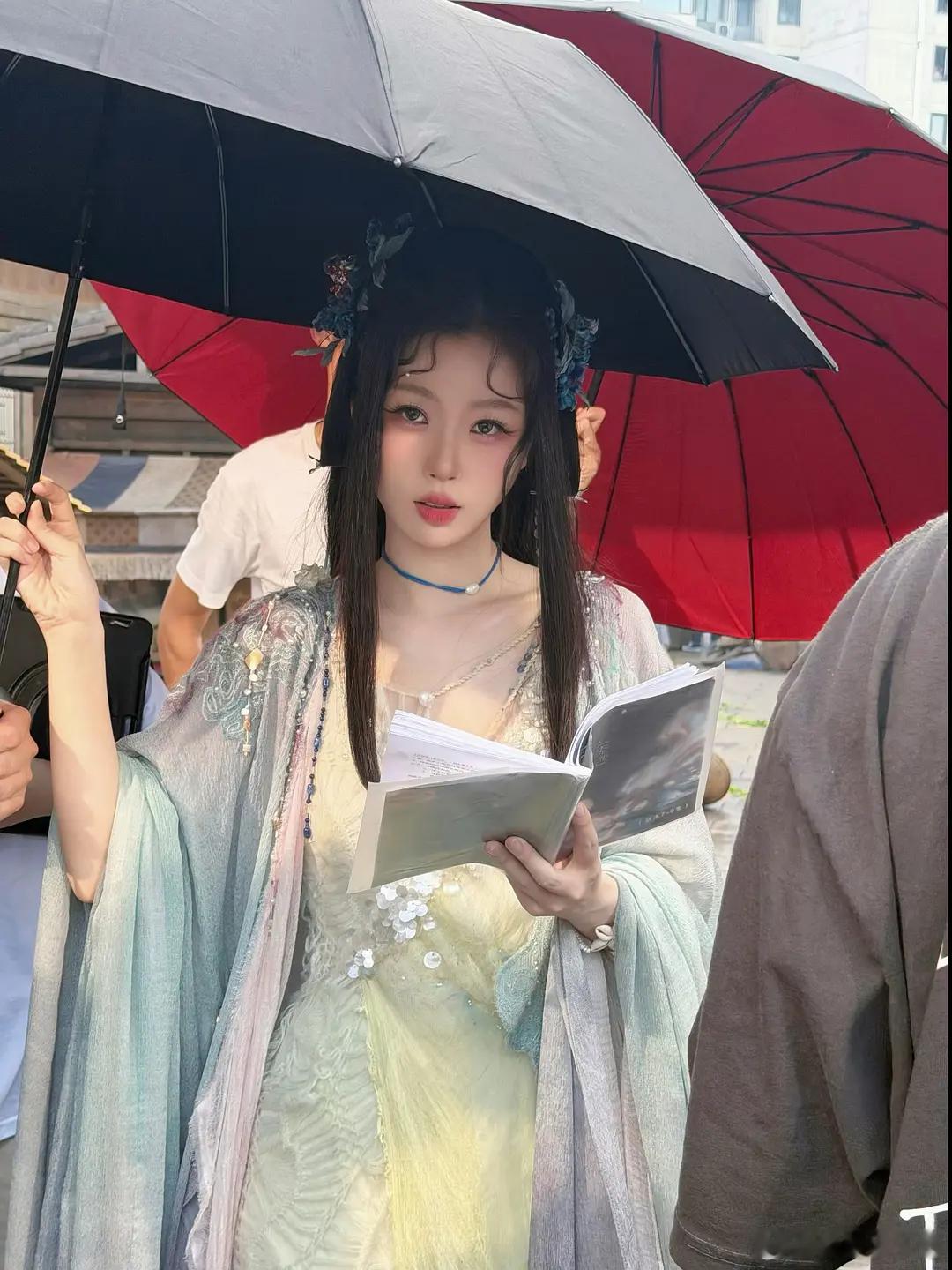 虞书欣现在嘟嘴都成刻板了，也没见法令纹小啊[捂脸哭]​​​