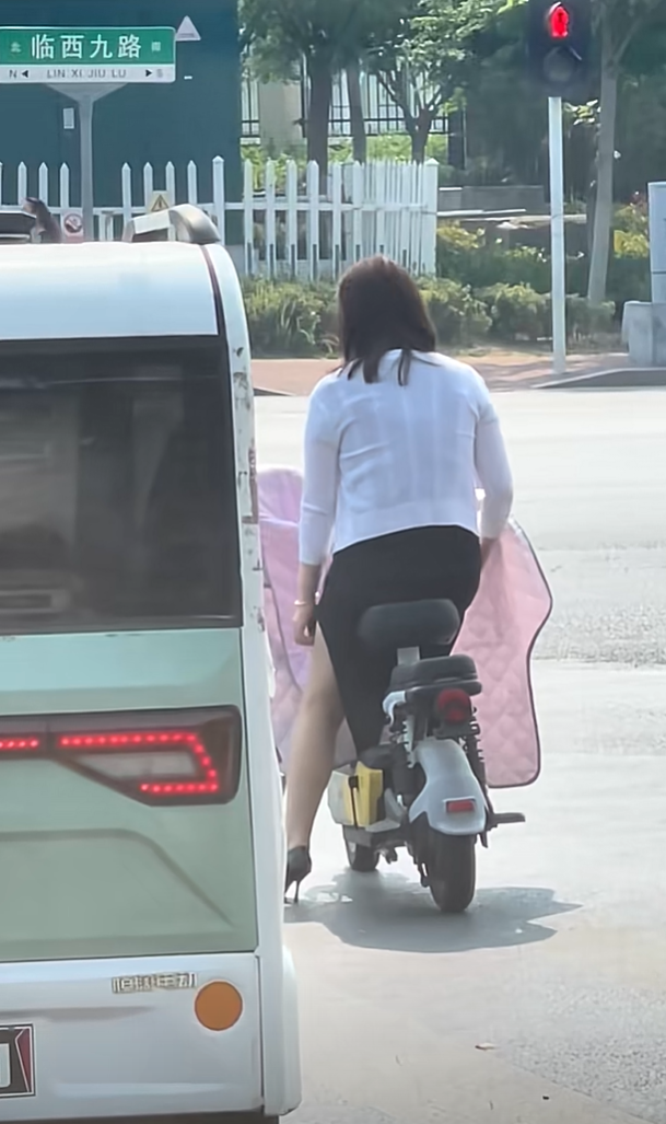 大街上这么穿的都是四五十岁了吧