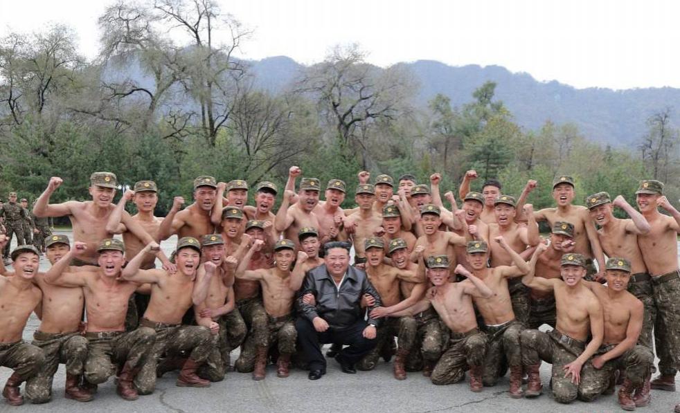 1日，朝鲜领导人前往人民军第十一军指挥部，以半蹲的姿势与赤膊士兵们合影留念。这支