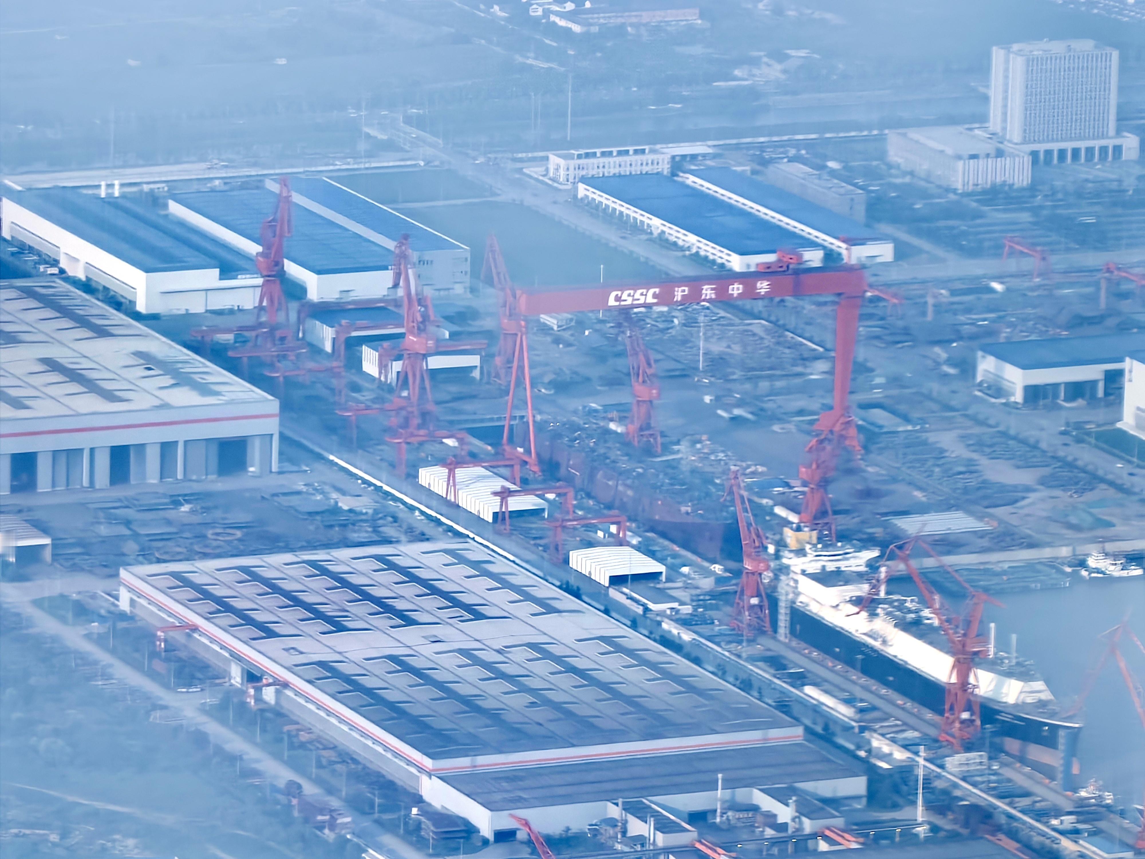 在南方某厂新1号船坞内建造的新型两栖舰船侧视图和卫星图它的长度与071相当，宽
