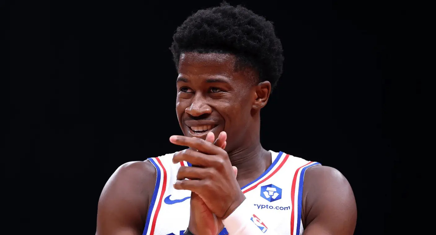 NBA官方更新了新赛季开赛至今最新一期的新秀榜，具体排名如下：1、VJ-埃奇库