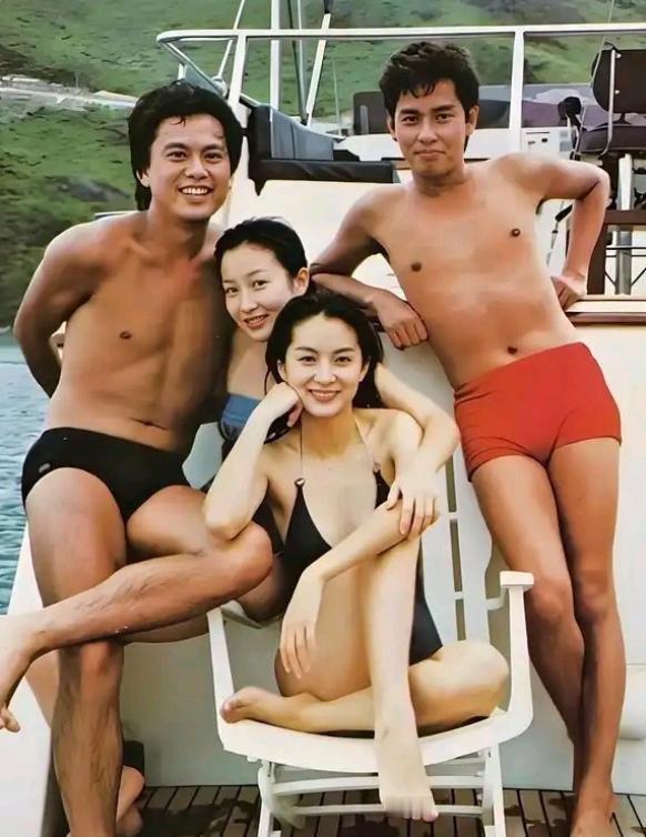 一张上世纪70年代末摄于游艇上的老照片：我认出了乌发覆额、疏眉朗目的香港乐坛巨星
