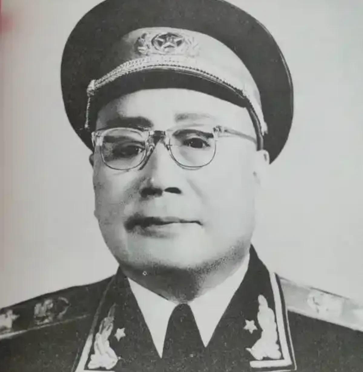 刘帅授衔时为什么能排在贺老总的前面？论资历，刘帅自然比不上贺老总。贺老总是南昌