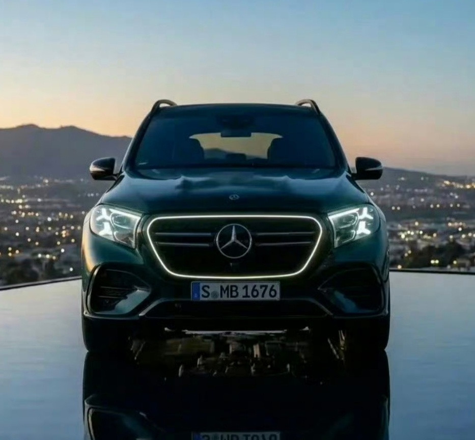 请在以下乱序的图片中，找出最新款的梅赛德斯-奔驰GLS级，并给剩余车型进行以时间