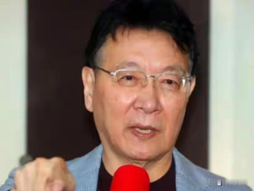 金溥聪拔出“金小刀”本想大杀四方，结果刀还没举起来，自己的脚先被自己绊了个狗啃泥