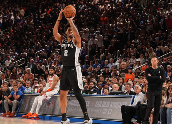 NBA总决赛，尼克斯对阵马刺的G4比赛中，出现了非常奇葩的一幕。第四节比赛还剩下