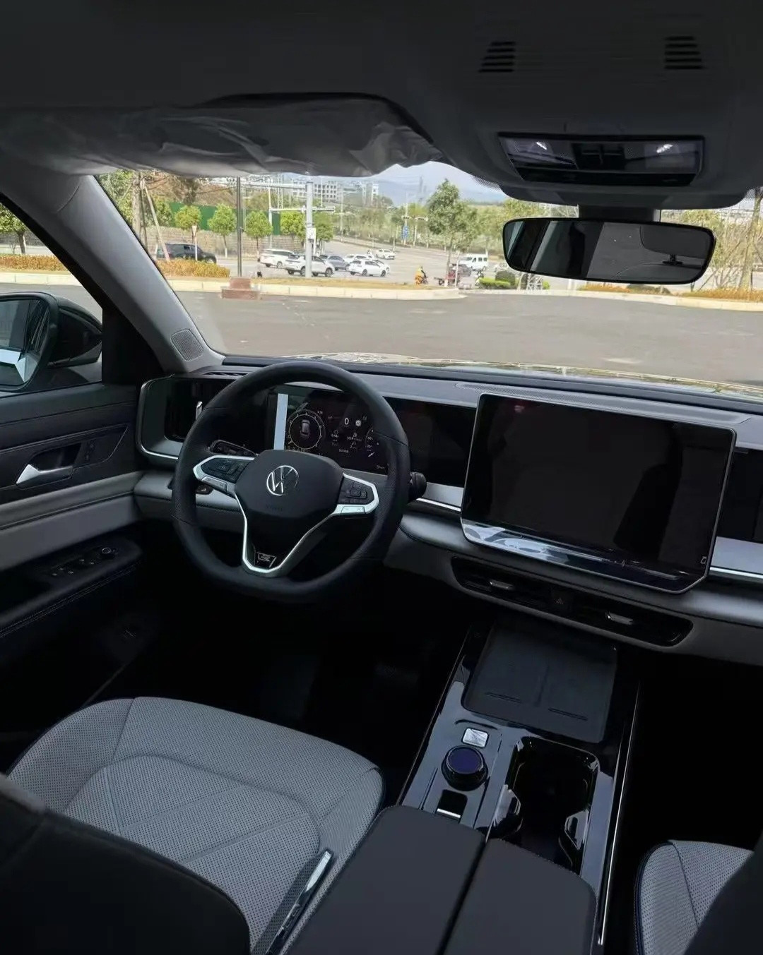 以磅礴之姿，驭见非凡。一汽-大众全新揽巡，以精工雕琢的旗舰气度与前瞻智慧，重塑豪