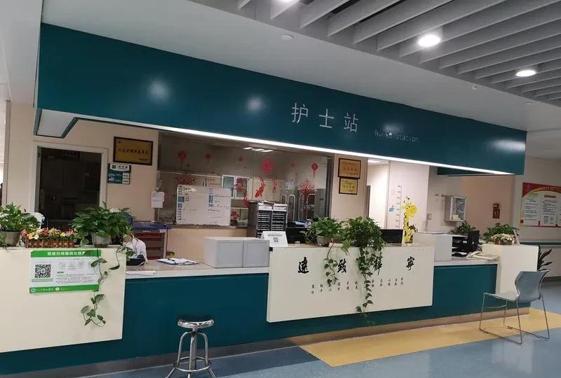 董小姐不仅跟普通人抢饭碗，还要普通人的命。试着想一下，一个普通家庭，砸锅卖铁跑到