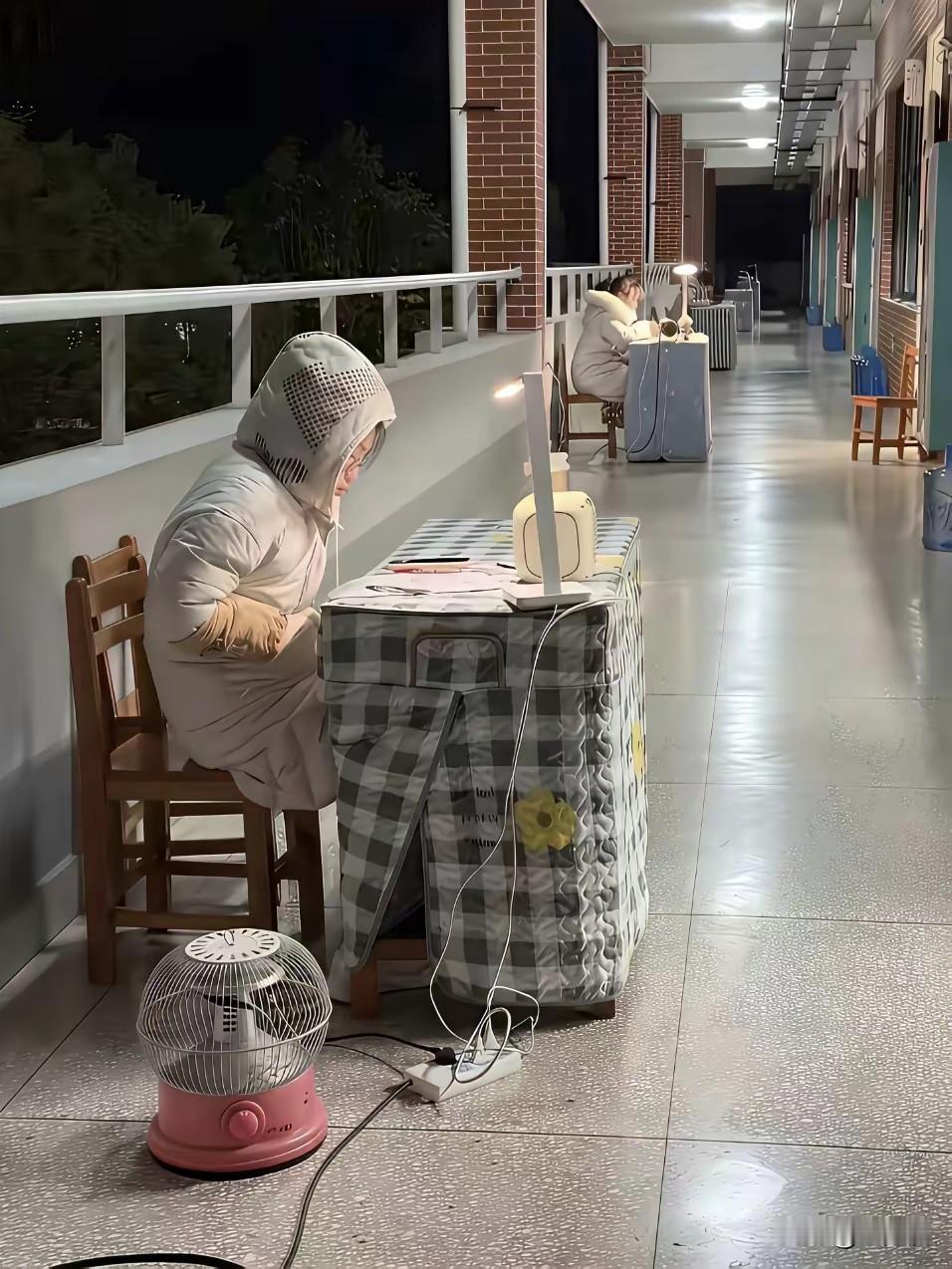 真不知道这又是哪位好校长想到的好主意，把教师的办公桌搬到走廊上。一方面方便老师看