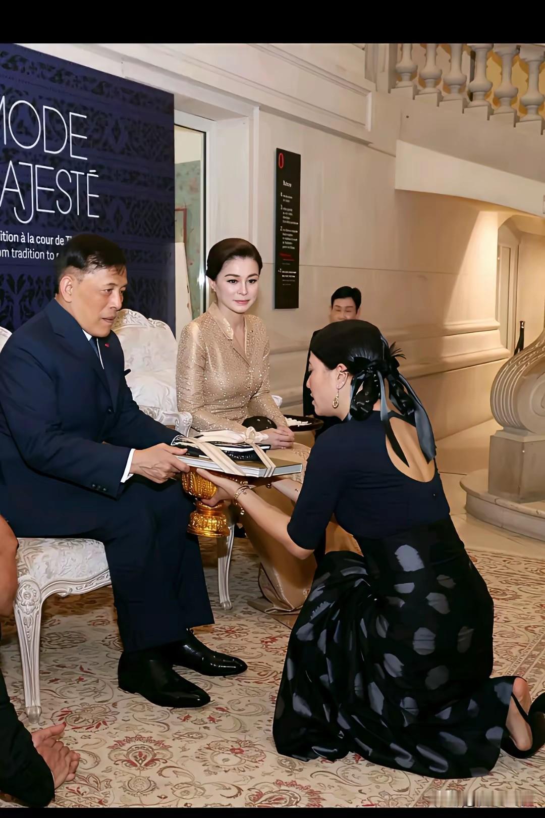 都说泰国苏提达王后气质出众，这主要得益于泰国航空空乘职业训练+入宫后皇家礼仪