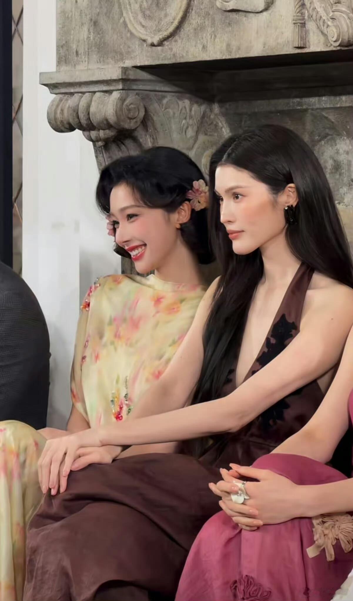 易梦玲和何穗同框，具像化的皮相美和骨相美。