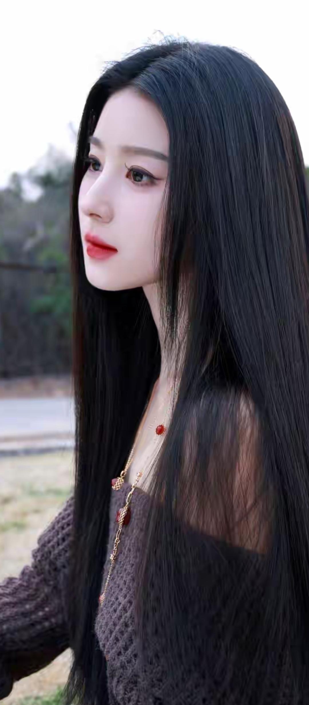 长发如瀑，红唇似火。