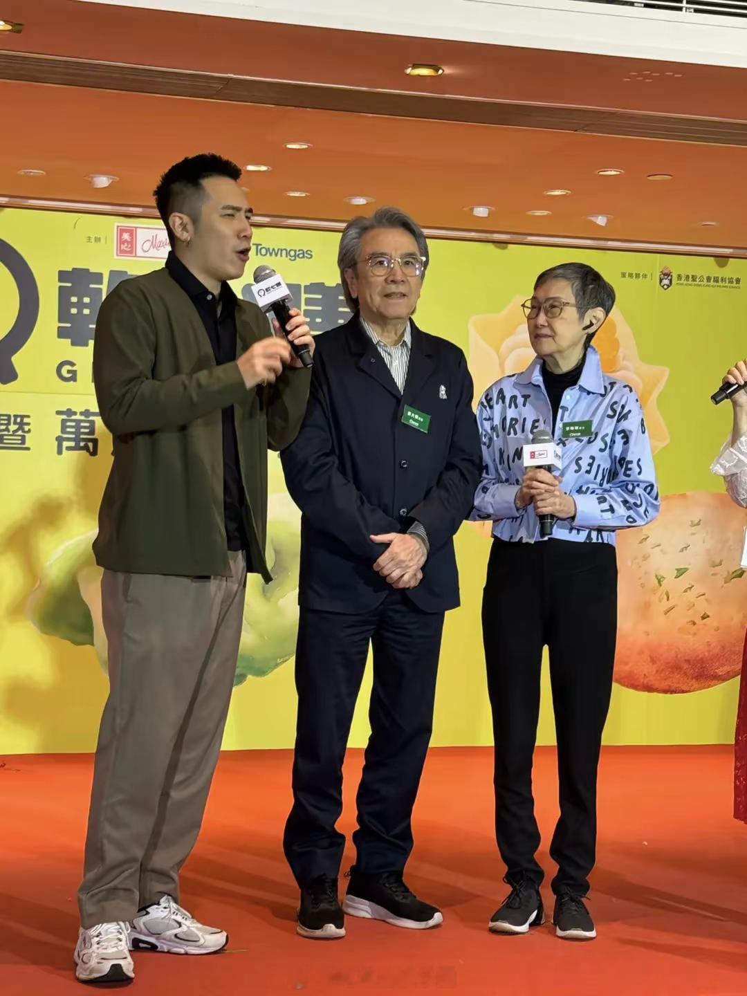 78岁姜大卫和儿子同框，姜卓文长相普通，眼睛好小，还有一些驼背！！！​​​