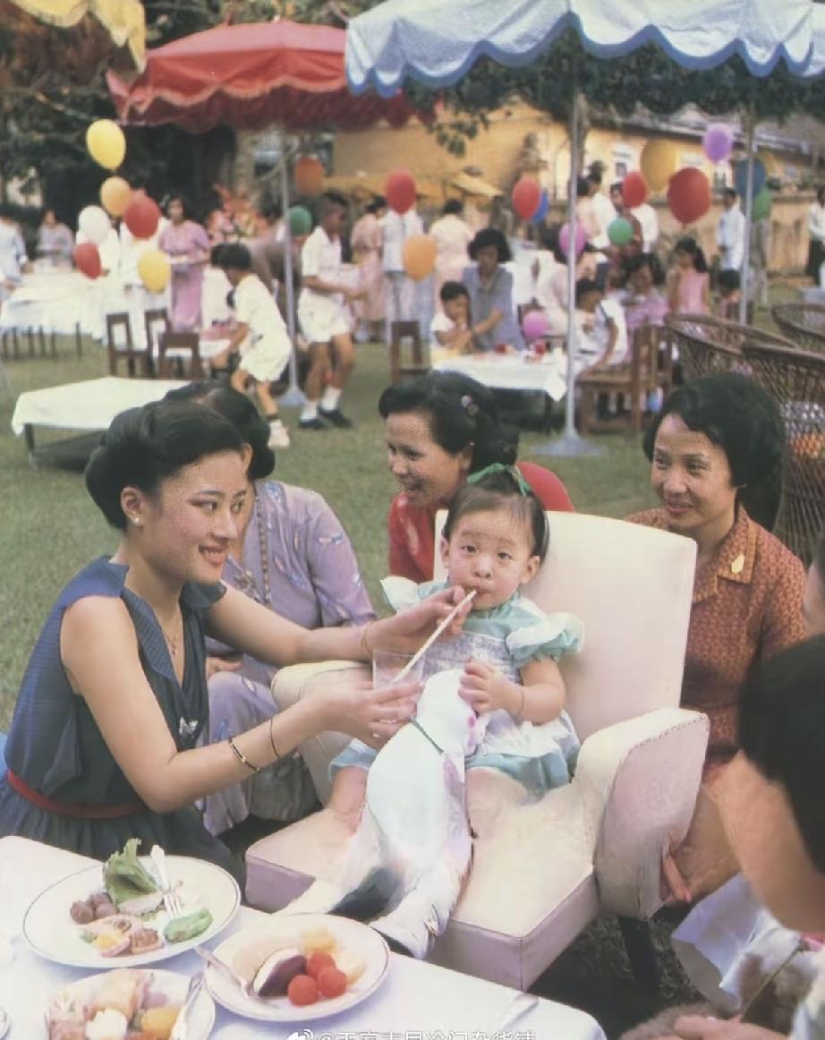 年轻时的颂妃把女儿帕公主照顾的无微不至，母女俩相依为命感情深厚；长大后的帕公主