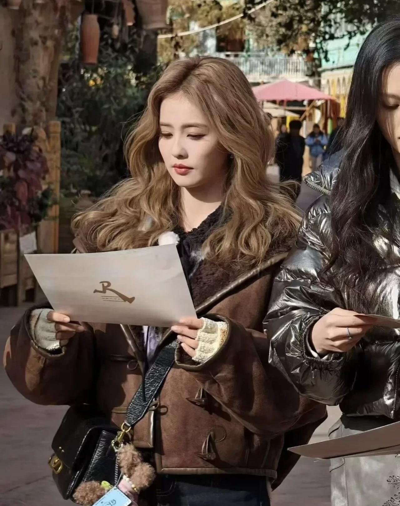 11月10日，白鹿与范丞丞现身新疆，在喀什古城录制节目。鹿鹿生图好美，丞丞生