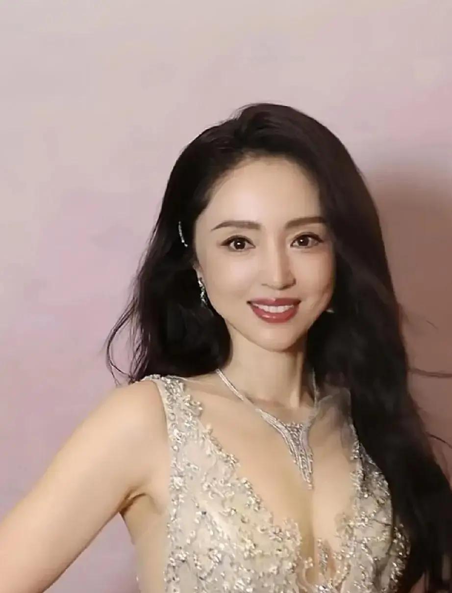 女明星敢公开说自己的内衣只穿一次。董璇直接在节目里晒穿了一周的旧内衣，转头