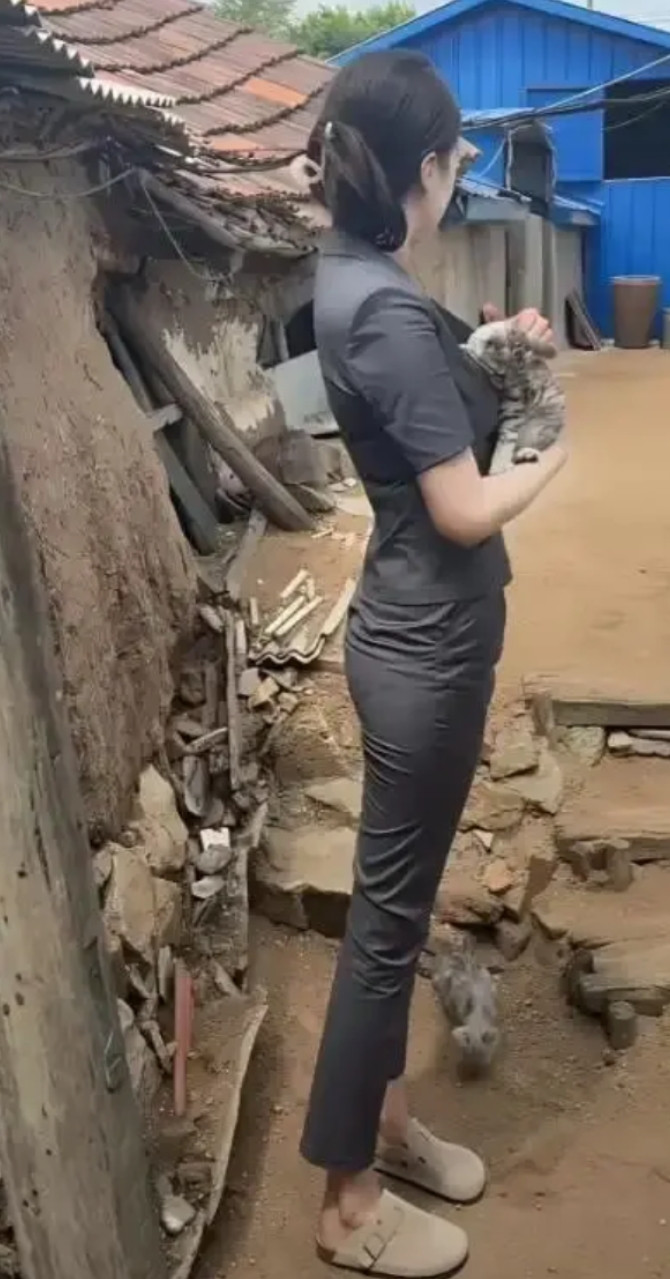 每个村都有守村人，这是我们村的守村人，没出去打过工，为啥一直有钱花？