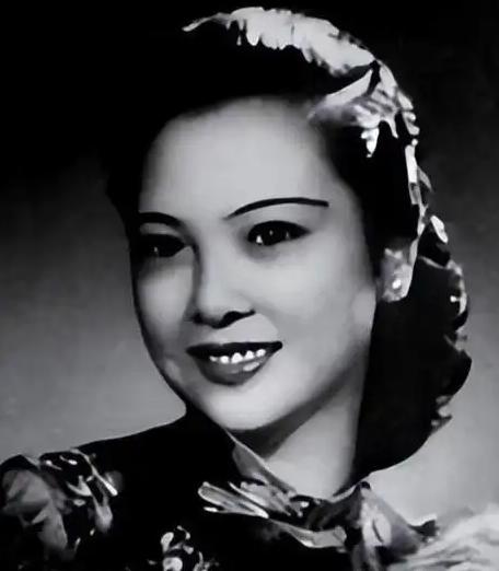 过去军统出过一名顶尖女间谍向影心，陪日本军官跳交际舞，对方居然把手伸进她旗袍高开