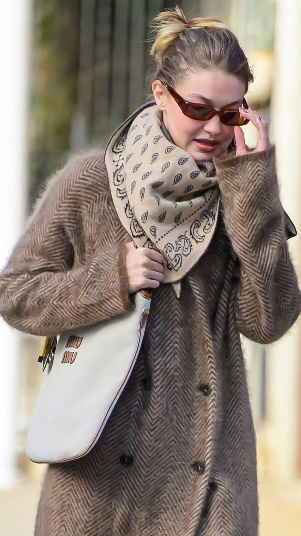 超模吉吉GigiHadid肩背MiuMiu身穿自己品牌羊绒大衣纽约外出