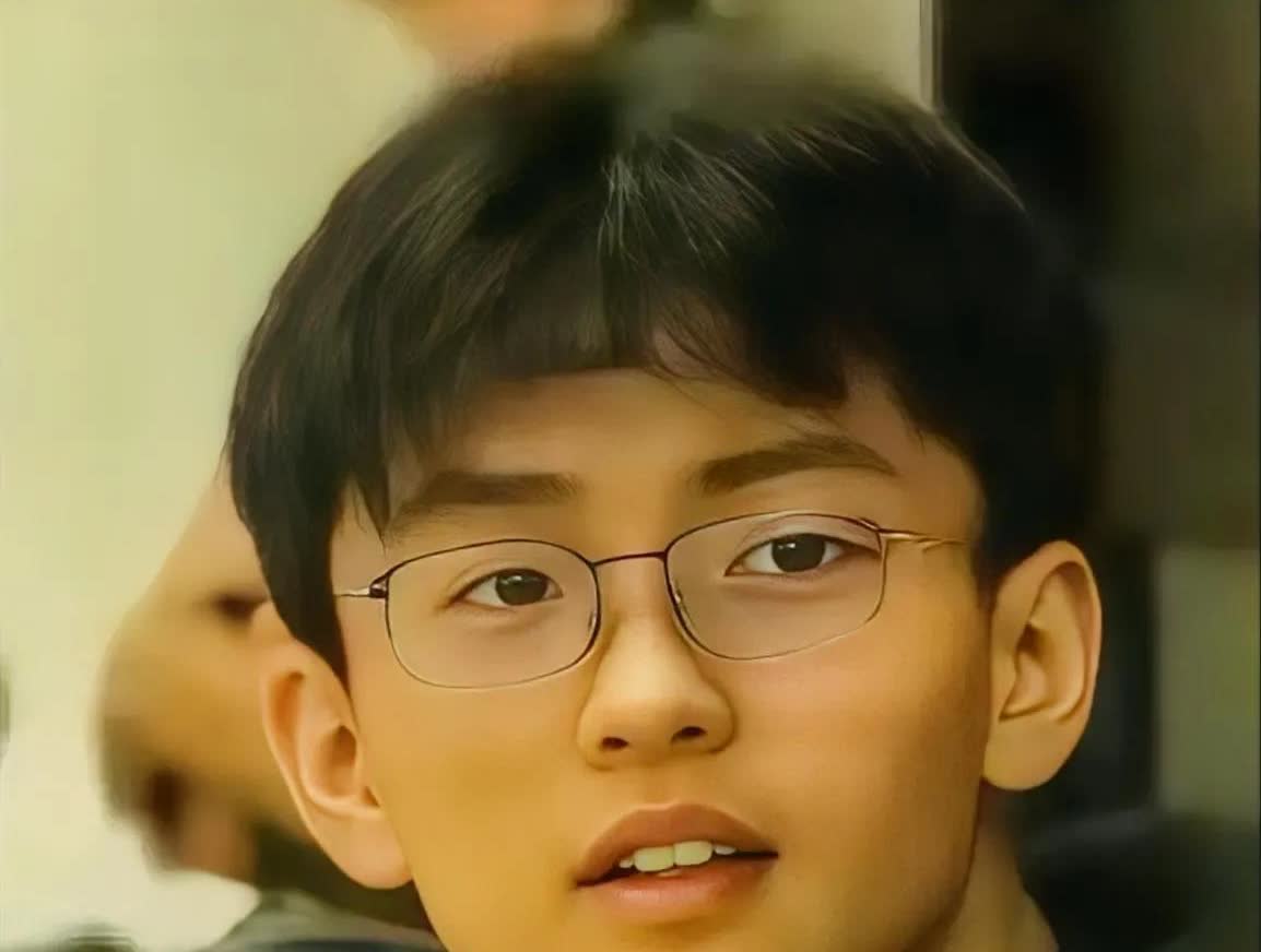 哇塞，一看到谢振楠，就感觉他简直就是谢霆锋的翻版呐！不得不说，不愧是谢霆锋的儿子