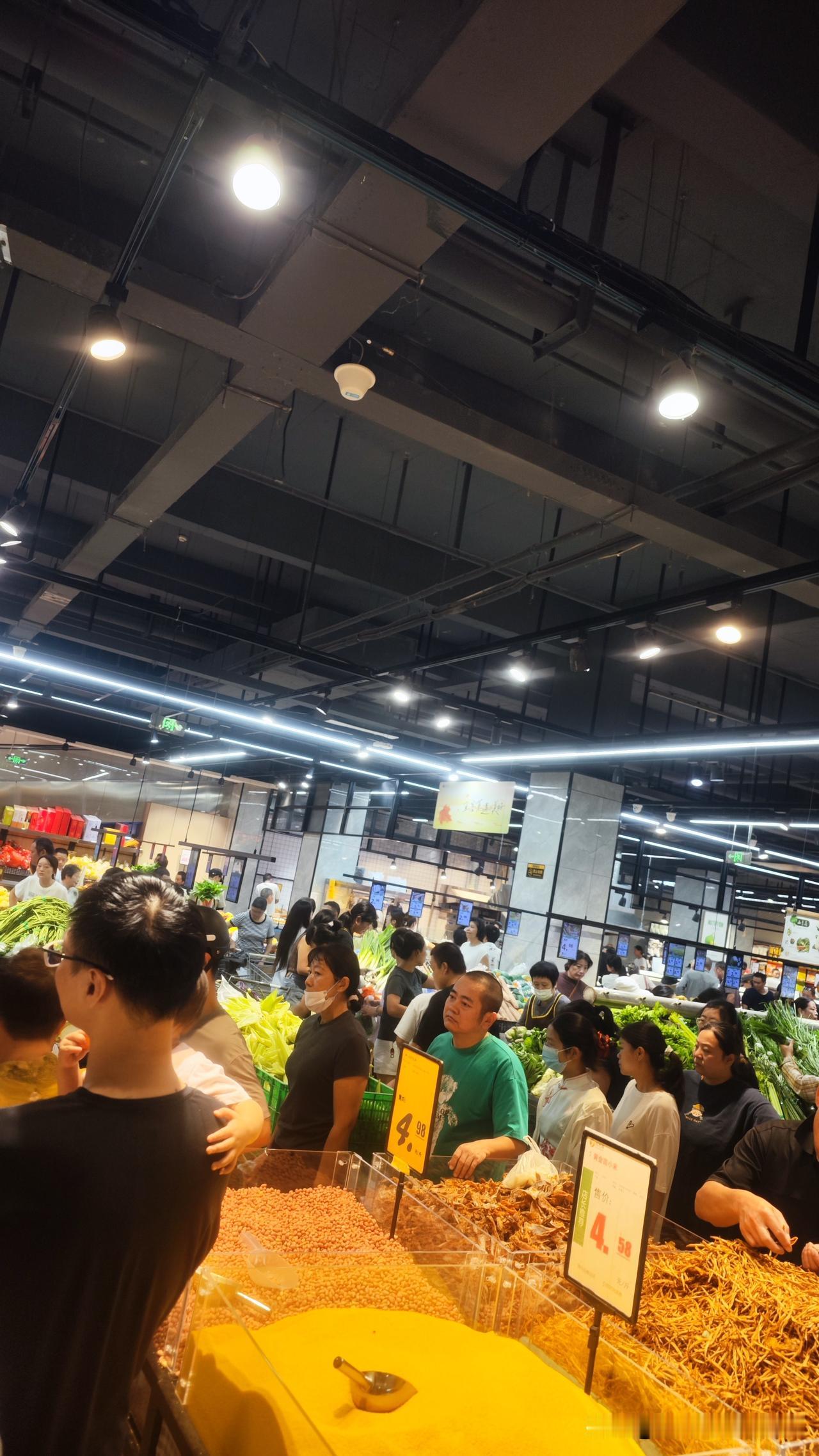 今天是中秋，无锡人消费多少钱？中秋超市里，菜市场，到处人挤人。买，买，买，