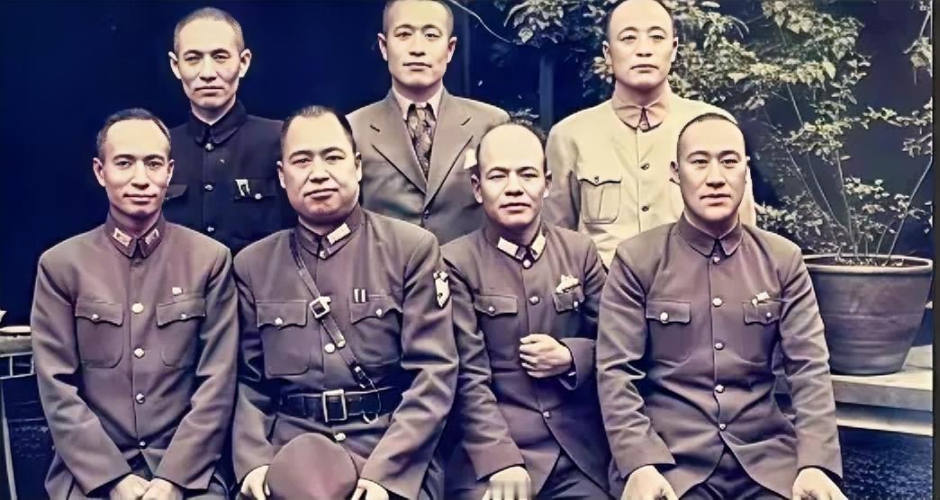 1975年4月，蒋介石病死，在香港的关麟征非常悲痛，带着妻子去吊唁。一下飞机，黄