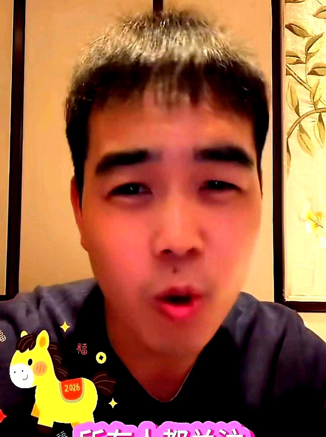 德云社拜年哪是磕头，是筱字辈的红包攻坚战。尚筱菊趁烧饼健身直播冲进去磕头，